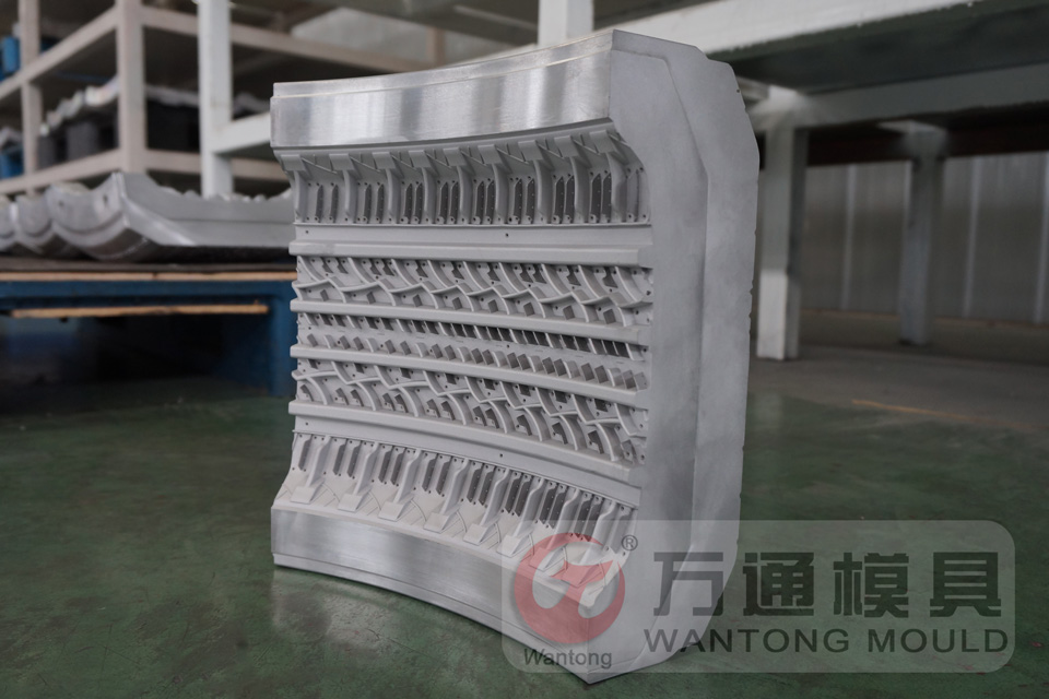 半鋼輪胎模具